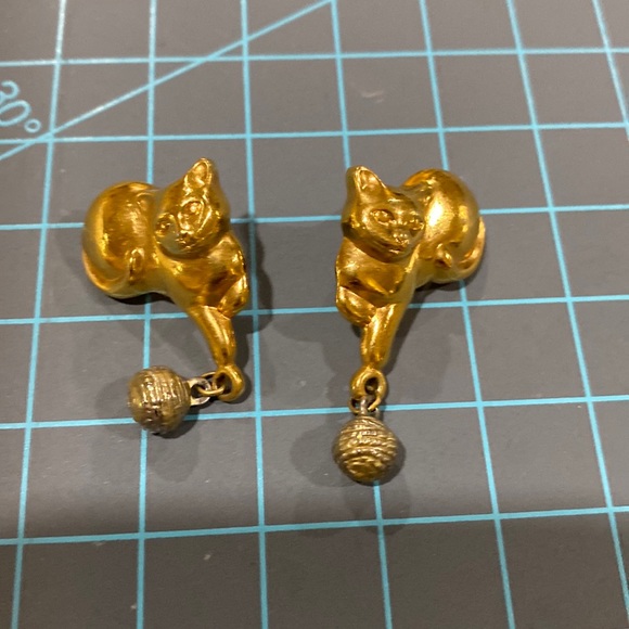 Kitty Earrings - Picture 1 of 3